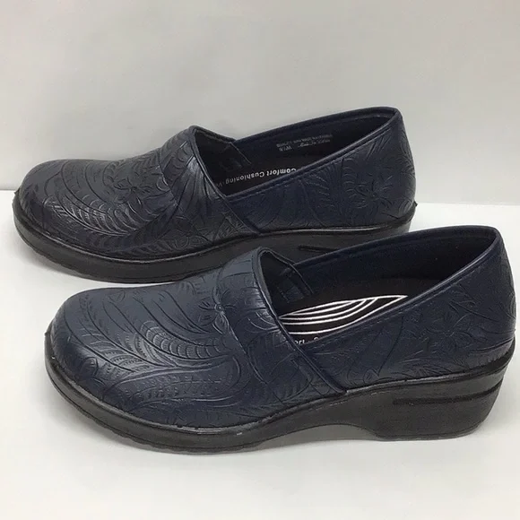 Easy Works by Easy Street NWOT navy blue embossed clogs size 9.5M - Picture 2 of 7